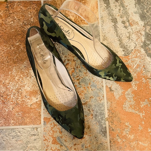 đź‘ NWOB! Fabulously Frisky LifeStride Green Silk Camo Design, Pointed Toe Pumps! - Picture 2 of 16